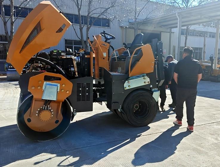 3月18日，哈薩克斯坦客戶來廠體驗考察5噸膠輪壓路機