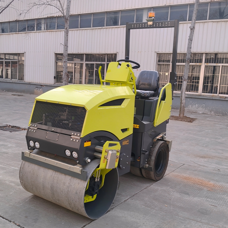 新款2.5噸前鋼后膠座駕式壓路機BM2500D