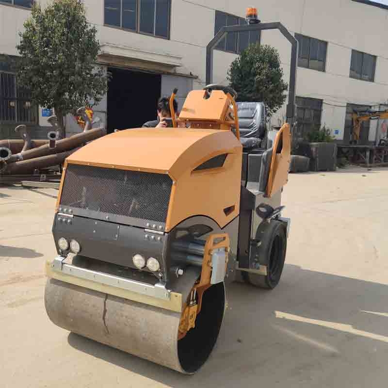 新款2.5噸前鋼后膠座駕式壓路機BM2500D